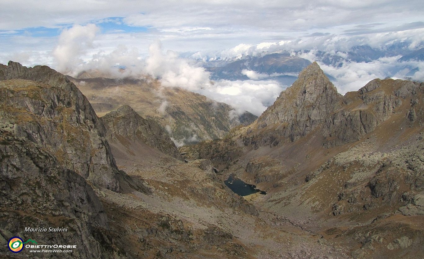 38 Raggiungo lo spartiacque, panorama verso la Valtellina...JPG